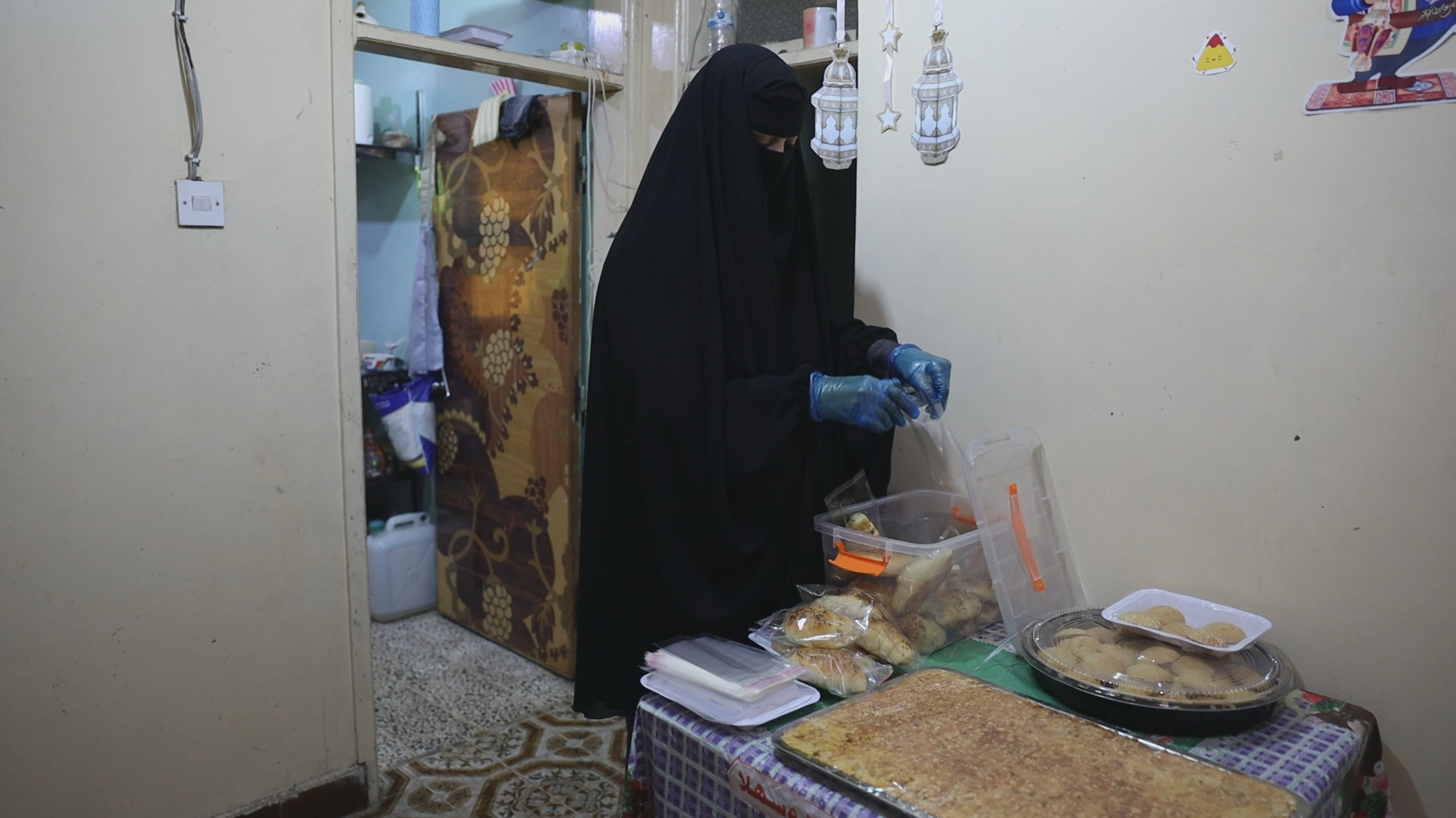 آسية: أرملة يمنية صنعت مستقبل أطفالها من رائحة العجين؟