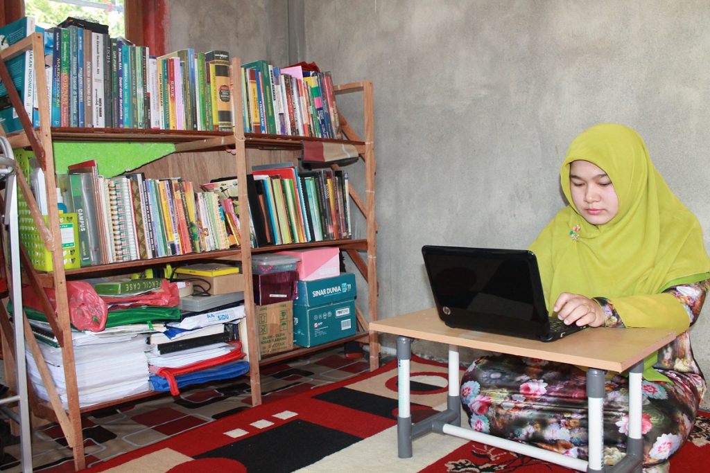 قصة كفالة طالب علم: رضا جديدة تُدرّس في الجامعة بعد كفالتها