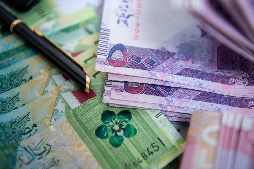 زكاة الأوراق النقدية وتقدير نصابها بالذهب أو بالفضة / الصدقة والدين